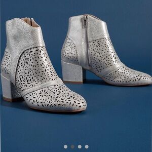 Anthropologie Silver Leather Ankle Boots Silent D Size 39 / 7.5 - 8